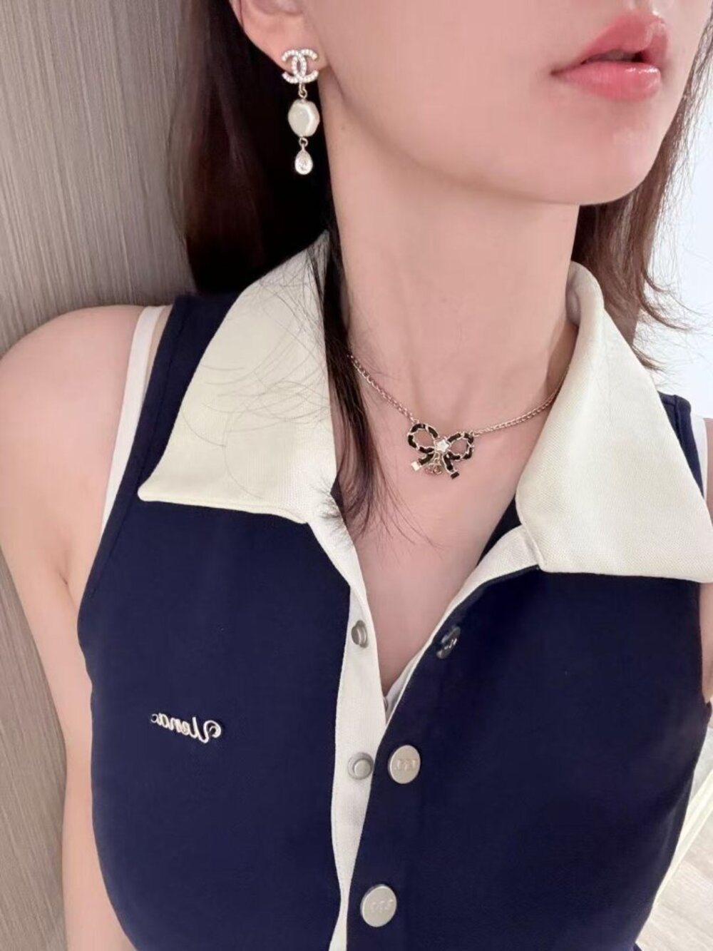 Chanel classic bow-shaped pendant necklace with leather and double C design